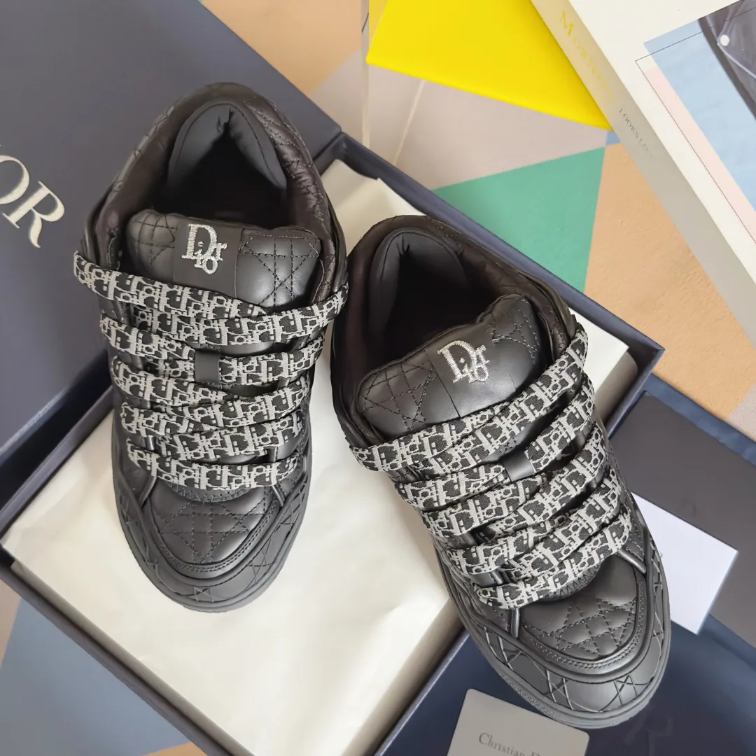 [DIOR] P: 820💰 Men's 39-44. (Male 38. 45. Customized) Dior Dior B9S series top version bread shoes casual sports shoes skate shoes original purchase development and production This new B9S skateboard sneakers are inspired by skateboarding and Dior's high-order spirit. Crafted from navy blue cotton tweed, the classic cannage pattern is reinterpreted with grained calfskin details in homage to Dior's savoir-faire. Padded tongue and technical fabric leg provide ideal comfort. Iconic details abound throughout the design, such as the Dior signature on the heel and tongue, cannage-patterned panels, and the rubber Dior Charm signature on the side inspired by the Dior logo. The rubber soles engraved with Oblique printing with a gradient effect are more refined and can add a high-end temperament to various looks. Exquisite packaging at the delivery counter🛍📦 ▪️Fabric: Original customized first-layer cowhide + tweed ▪️Inner lining: Customized breathable lining ▪️Outsole: Original open-molded anti-slip TPU material ▪️Sole thickness: 3.5CM.